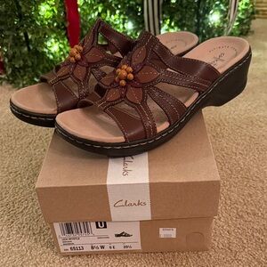New in box Clarks “Lexi Myrtle” size 8.5W brown wedge sandal